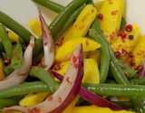 Salade de haricots verts, mangue et oignons rouges aux baies roses