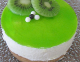 Mousse au lait d'amande et glaçage kiwi sur sablé Breton