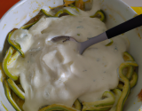 Pâtes aux courgettes avec yaourt et crème aigre