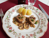 Noisettes de filet de lapereau aux champignons, jus de pommeau aux trois poivres