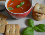 Consommé clair à la tomate et son biscuit au basilic