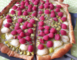 Galette frangipane pistaches, chocolat blanc et framboises