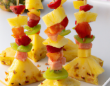 Brochettes de fruits sur Ananas surprise