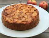 Gâteau aux pommes, sauce caramel et beurre salé