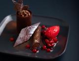 Dessert chocolaté avec sa compote de fruits rouges et son sorbet aux framboises