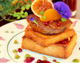 Foie gras en croûte de pistaches vertes et son bouquet de pain d'épices et de légumes croustillants, marmelade douce d'orangers sur toasts fondants aux épices