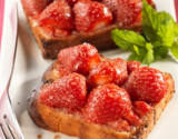 Tartine aux fraises rôties