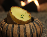 Pomme de terre cuite au feu de bois