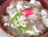 Salade de radis roses aux herbes fraîches