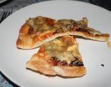 Pizza sauce piquante à l'aubergine et bûche de chèvre