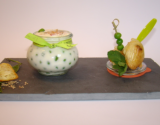 Verrine d'œuf aux petits pois et menthe, mini-madeleine au chèvre, raisin et graines de sésame