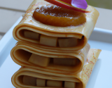 Mille feuilles de crêpes en terrine, compote de pommes à la crème de marron, raisin marinés au rhum et caramel au beurre salé