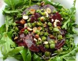 Salade de betteraves et de jeunes feuilles aux boutons de fleurs de pissenlits