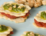 Cacahuètes grillées au pesto sur lit de crackers