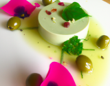 Panna cotta de chèvre et pâte d'olives vertes à la rose