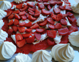 Carpaccio de fraises aux éclats de meringues