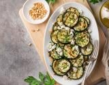 Courgettes grillées à la féta et pignons de pin