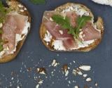 Recette des tartines au jambon de Bayonne, amandes et roquette