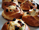 Brioches pommes, raisins et noisettes