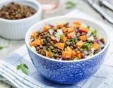 Salade de lentilles vertes, carottes et oignon rouge