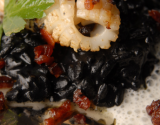 Chipirons à la plancha, riz acquarello à l'encre de seiche, émulsion de parmesan Reggiano