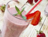 Milkshake aux fraises avec glace et feuilles de menthe