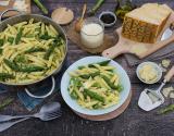 Pâtes à la crème de Grana Padano AOP, asperges vertes et petits pois