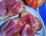 Toasts à la tomate aillée et jambon cru Serrano