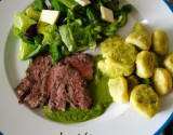 Rôti de bœuf au pesto vert, gnocchis et salade façon César