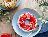 Bagel ricotta, fraises, pointe de menthe et coulis de framboises