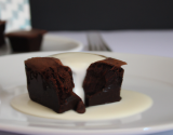 Brownie fondant sur pelage de chocolat blanc