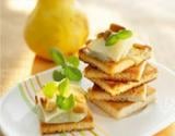 Amuse-bouches fourme d'Ambert, poire et pignons grillés