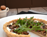 Tarte fine aux cèpes, roquette et noisettes