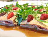 Lasagne de fraises et foie gras sur son lit d'huile de roquette