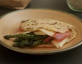 Taloa jambon, asperges vertes et fromage des Landes