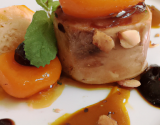 Ballotin de foie gras à la réglisse et aux amandes grillées, chutney d'abricots