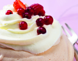 Pavlovas aux fruits rouges et chantilly