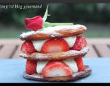 Mille-feuilles aux fraises et à la crème légère à la rose