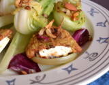 Camembert frit, effeuillée d'endives aux pommes et noix