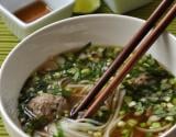 Pho vietnamien : bouillon de bœuf, nouilles de riz, herbes fraîches et boulettes de bœuf