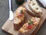 Bruschetta au fromage de brousse, tomates séchées et jambon fumé