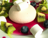 Panna cotta citron, coulis de framboises-kiwis et meringues aux myrtilles