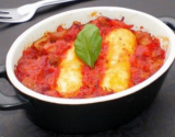 Cocotte de quenelles à la sauce tomate