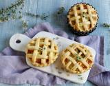 Tartelettes salées en croisillons à la ricotta, oignons, mortadelle et asperges vertes