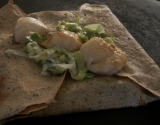 Galette de blé noir à la fondue de poireaux et aux noix de St Jacques, crème à la ciboulette