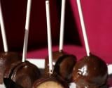 Cake-pop au caramel au beurre salé, enrobage chocolat noir