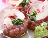 Tartare de veau, amandes fraîches, jus de pêche blanche