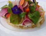 Focaccia aux herbes, fromage frais et légumes croquants