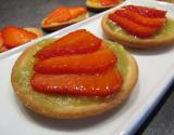 Tartelettes aux fraises sur lit de rhubarbe vanillée