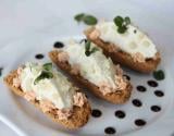 Tartine à la crème d'artichauts et tomates séchées au Saint Moret, origan